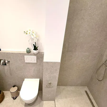 Apartamento Beckhomes Munich- Large 210 Sqm Apartment- 7 Bedroom 6baths, 3 Kitchens, Up To 18 Guests