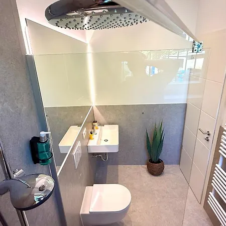 Beckhomes Munich- Large 210 Sqm Apartment- 7 Bedroom 6baths, 3 Kitchens, Up To 18 Guests