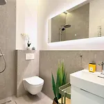 Apartamento Beckhomes Munich- Large 210 Sqm Apartment- 7 Bedroom 6baths, 3 Kitchens, Up To 18 Guests Munique