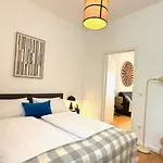 Apartment Beckhomes Munich- Large 210 Sqm Apartment- 7 Br, 6baths, 3 Kitchens, Up To 18 Guests München
