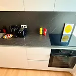 Beckhomes Munich- Large 210 Sqm Apartment- 7 Br, 6baths, 3 Kitchens, Up To 18 Guests * München