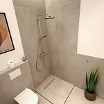 Beckhomes Munich- Large 210 Sqm Apartment- 7 Br, 6baths, 3 Kitchens, Up To 18 Guests