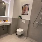 Beckhomes Munich- Large 210 Sqm Apartment- 7 Br, 6baths, 3 Kitchens, Up To 18 Guests * München