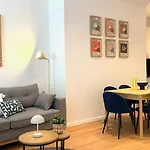 Apartment Beckhomes Munich- Large 210 Sqm Apartment- 7 Br, 6baths, 3 Kitchens, Up To 18 Guests