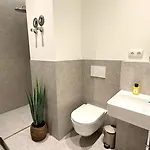 Beckhomes Munich- Large 210 Sqm Apartment- 7 Br, 6baths, 3 Kitchens, Up To 18 Guests