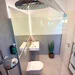 Beckhomes Munich- Large 210 Sqm Apartment- 7 Br, 6baths, 3 Kitchens, Up To 18 Guests