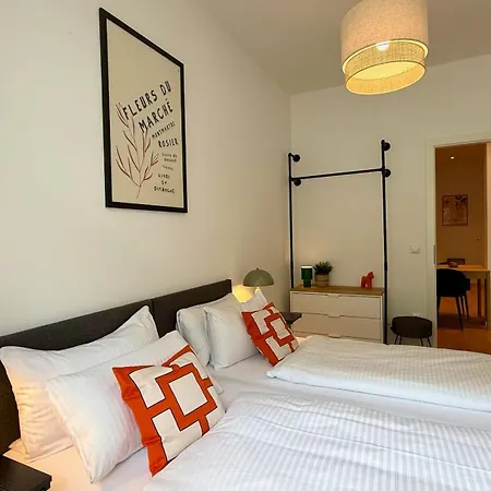 Beckhomes Munich- Large 210 Sqm Apartment- 7 Bedroom 6baths, 3 Kitchens, Up To 18 Guests Apartmán *