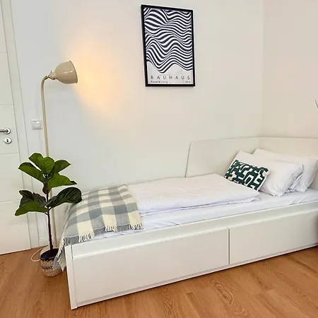Beckhomes Munich- Large 210 Sqm Apartment- 7 Bedroom 6baths, 3 Kitchens, Up To 18 Guests *