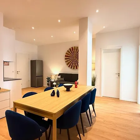 Beckhomes Munich- Large 210 Sqm Apartment- 7 Bedroom 6baths, 3 Kitchens, Up To 18 Guests