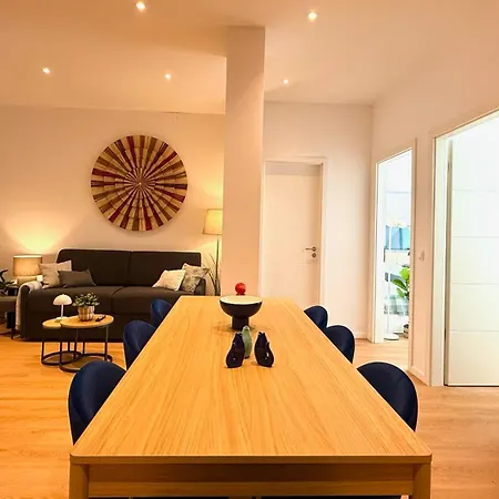 Beckhomes Munich- Large 210 Sqm Apartment- 7 Bedroom 6baths, 3 Kitchens, Up To 18 Guests
