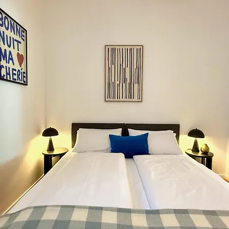 Beckhomes Munich- Large 210 Sqm Apartment- 7 Bedroom 6baths, 3 Kitchens, Up To 18 Guests