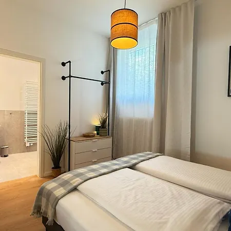 Beckhomes Munich- Large 210 Sqm Apartment- 7 Bedroom 6baths, 3 Kitchens, Up To 18 Guests *