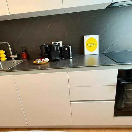 Beckhomes Munich- Large 210 Sqm Apartment- 7 Bedroom 6baths, 3 Kitchens, Up To 18 Guests *