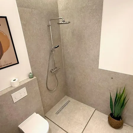 Beckhomes Munich- Large 210 Sqm Apartment- 7 Bedroom 6baths, 3 Kitchens, Up To 18 Guests