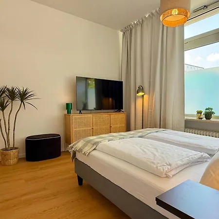 Beckhomes Munich- Large 210 Sqm Apartment- 7 Bedroom 6baths, 3 Kitchens, Up To 18 Guests