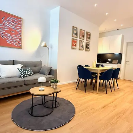 Beckhomes Munich- Large 210 Sqm Apartment- 7 Bedroom 6baths, 3 Kitchens, Up To 18 Guests * Mnichov