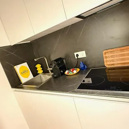 Beckhomes Munich- Large 210 Sqm Apartment- 7 Bedroom 6baths, 3 Kitchens, Up To 18 Guests *