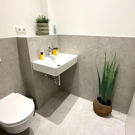Beckhomes Munich- Large 210 Sqm Apartment- 7 Bedroom 6baths, 3 Kitchens, Up To 18 Guests Apartmán