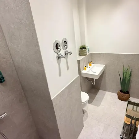 Beckhomes Munich- Large 210 Sqm Apartment- 7 Bedroom 6baths, 3 Kitchens, Up To 18 Guests Apartmán