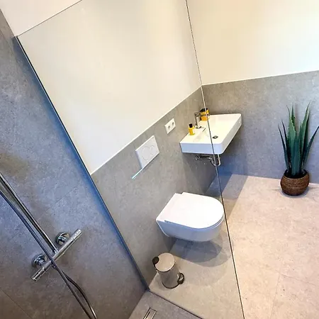 Beckhomes Munich- Large 210 Sqm Apartment- 7 Bedroom 6baths, 3 Kitchens, Up To 18 Guests Apartmán *