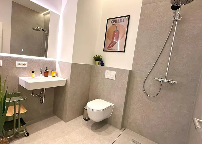 Beckhomes Munich- Large 210 Sqm Apartment- 7 Bedroom 6baths, 3 Kitchens, Up To 18 Guests *
