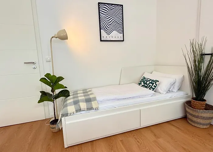 Beckhomes Munich- Large 210 Sqm Apartment- 7 Bedroom 6baths, 3 Kitchens, Up To 18 Guests *