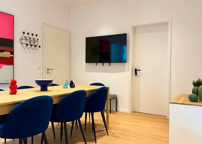 Beckhomes Munich- Large 210 Sqm Apartment- 7 Bedroom 6baths, 3 Kitchens, Up To 18 Guests *