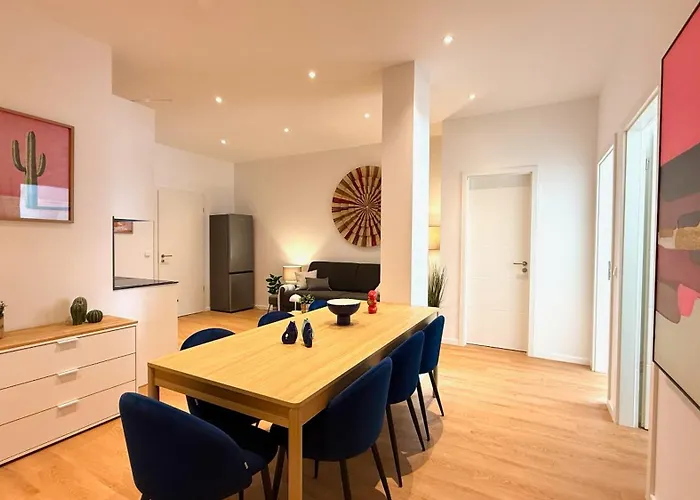 Beckhomes Munich- Large 210 Sqm Apartment- 7 Bedroom 6baths, 3 Kitchens, Up To 18 Guests