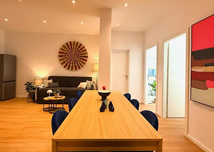 Beckhomes Munich- Large 210 Sqm Apartment- 7 Bedroom 6baths, 3 Kitchens, Up To 18 Guests