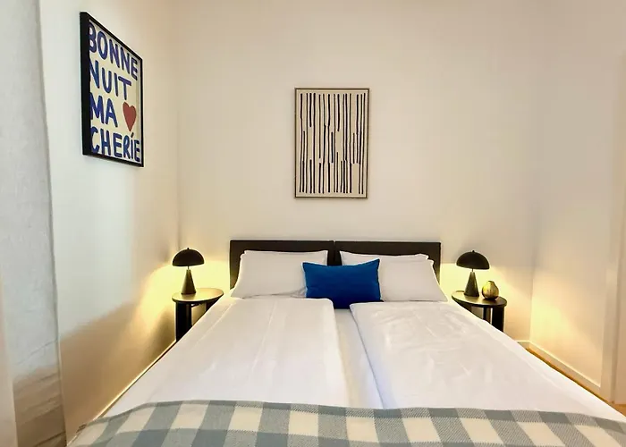 Beckhomes Munich- Large 210 Sqm Apartment- 7 Bedroom 6baths, 3 Kitchens, Up To 18 Guests