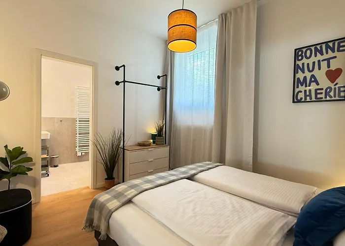 Beckhomes Munich- Large 210 Sqm Apartment- 7 Bedroom 6baths, 3 Kitchens, Up To 18 Guests *