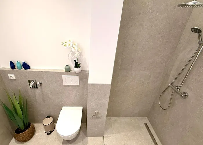 Apartment Beckhomes Munich- Large 210 Sqm Apartment- 7 Bedroom 6baths, 3 Kitchens, Up To 18 Guests