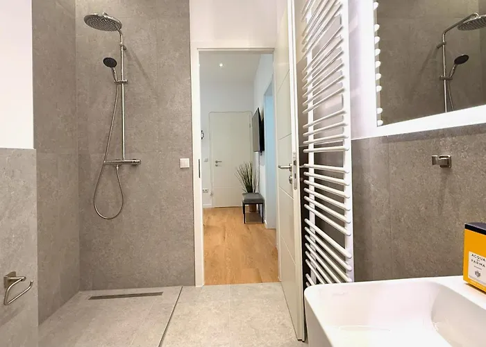 Beckhomes Munich- Large 210 Sqm Apartment- 7 Bedroom 6baths, 3 Kitchens, Up To 18 Guests Apartment Munich