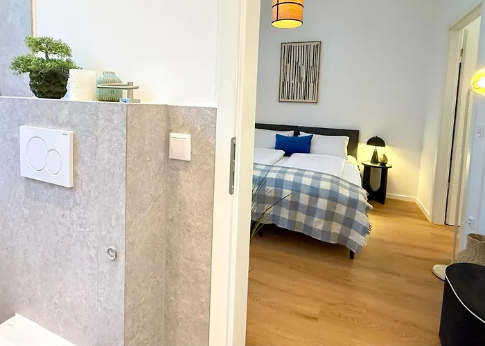 Beckhomes Munich- Large 210 Sqm Apartment- 7 Bedroom 6baths, 3 Kitchens, Up To 18 Guests Apartment