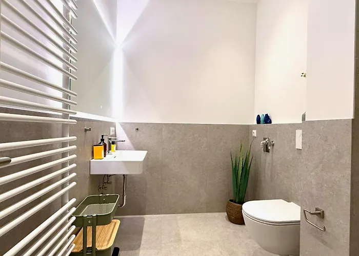 Beckhomes Munich- Large 210 Sqm Apartment- 7 Bedroom 6baths, 3 Kitchens, Up To 18 Guests Apartment *