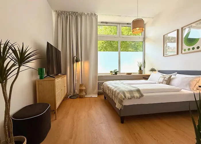 Beckhomes Munich- Large 210 Sqm Apartment- 7 Bedroom 6baths, 3 Kitchens, Up To 18 Guests