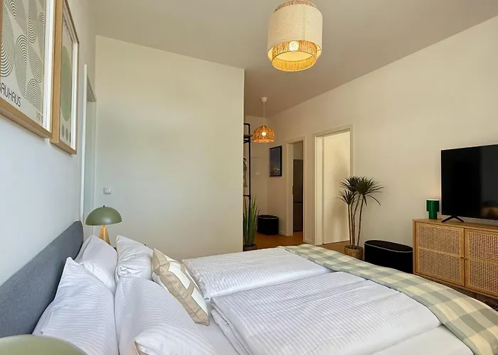Apartment Beckhomes Munich- Large 210 Sqm Apartment- 7 Bedroom 6baths, 3 Kitchens, Up To 18 Guests Munich