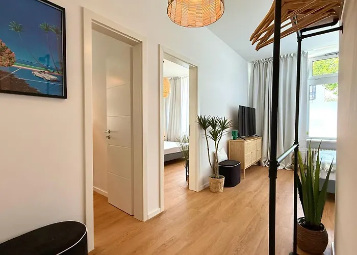 Apartment Beckhomes Munich- Large 210 Sqm Apartment- 7 Bedroom 6baths, 3 Kitchens, Up To 18 Guests