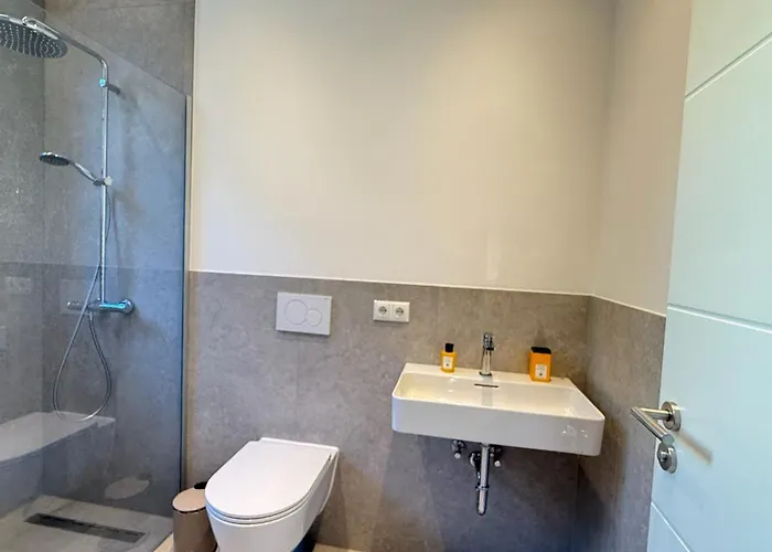 Beckhomes Munich- Large 210 Sqm Apartment- 7 Bedroom 6baths, 3 Kitchens, Up To 18 Guests *
