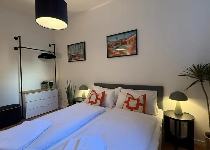 Beckhomes Munich- Large 210 Sqm Apartment- 7 Bedroom 6baths, 3 Kitchens, Up To 18 Guests Apartment Munich