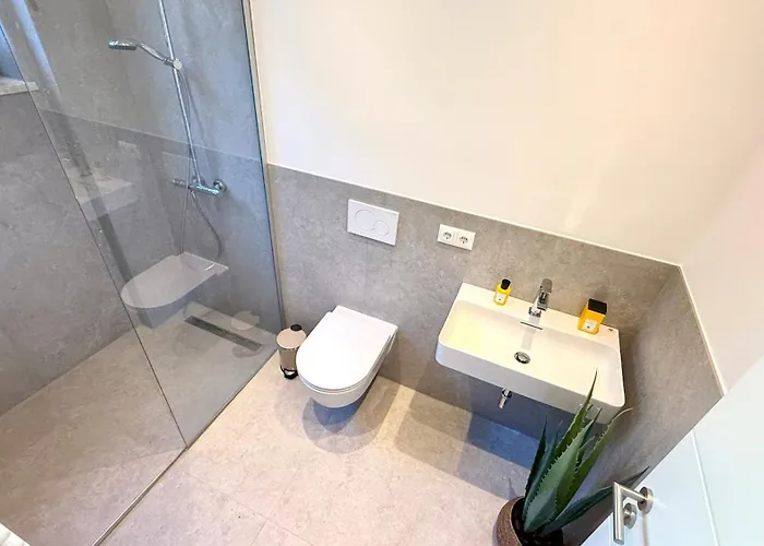 Beckhomes Munich- Large 210 Sqm Apartment- 7 Bedroom 6baths, 3 Kitchens, Up To 18 Guests Apartment