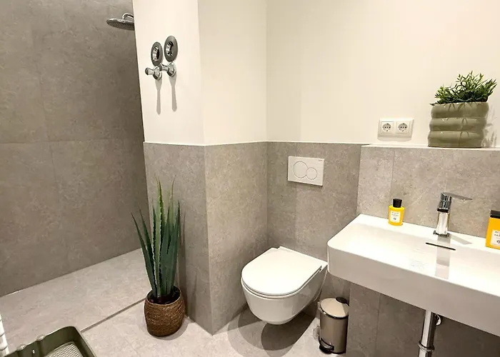 Beckhomes Munich- Large 210 Sqm Apartment- 7 Bedroom 6baths, 3 Kitchens, Up To 18 Guests