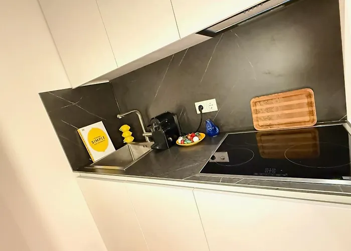 Beckhomes Munich- Large 210 Sqm Apartment- 7 Bedroom 6baths, 3 Kitchens, Up To 18 Guests *
