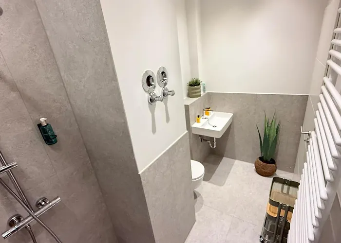 Beckhomes Munich- Large 210 Sqm Apartment- 7 Bedroom 6baths, 3 Kitchens, Up To 18 Guests Apartment