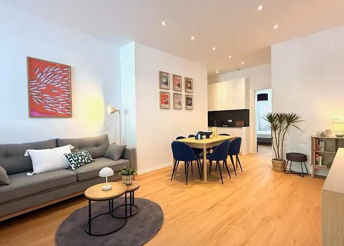 Beckhomes Munich- Large 210 Sqm Apartment- 7 Bedroom 6baths, 3 Kitchens, Up To 18 Guests Apartment