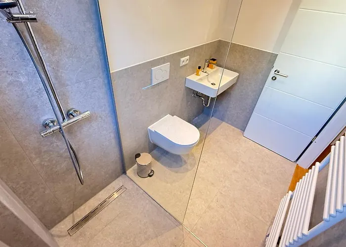 Apartment Beckhomes Munich- Large 210 Sqm Apartment- 7 Bedroom 6baths, 3 Kitchens, Up To 18 Guests