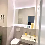 Beckhomes Munich- Large 210 Sqm Apartment- 7 Bedroom 6baths, 3 Kitchens, Up To 18 Guests *