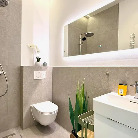 Lägenhet Beckhomes Munich- Large 210 Sqm Apartment- 7 Bedroom 6baths, 3 Kitchens, Up To 18 Guests München