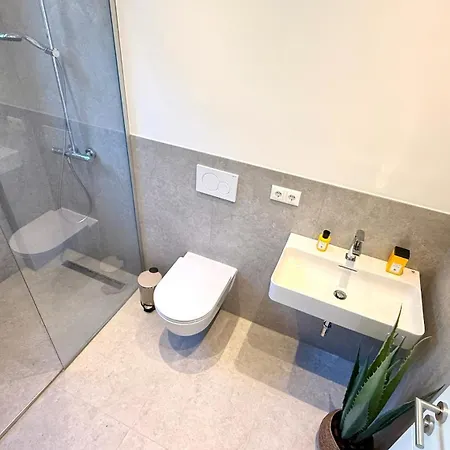 Beckhomes Munich- Large 210 Sqm Apartment- 7 Bedroom 6baths, 3 Kitchens, Up To 18 Guests Lägenhet