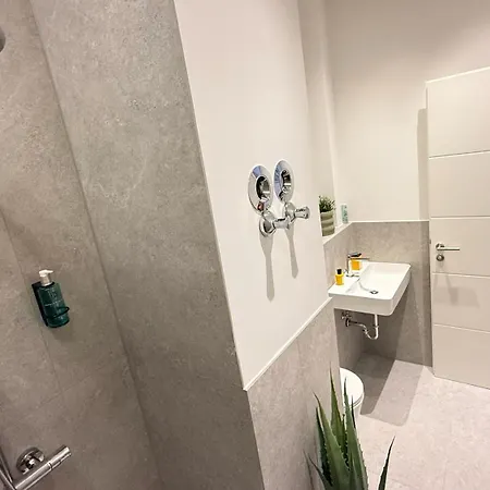 Beckhomes Munich- Large 210 Sqm Apartment- 7 Bedroom 6baths, 3 Kitchens, Up To 18 Guests Lejlighed